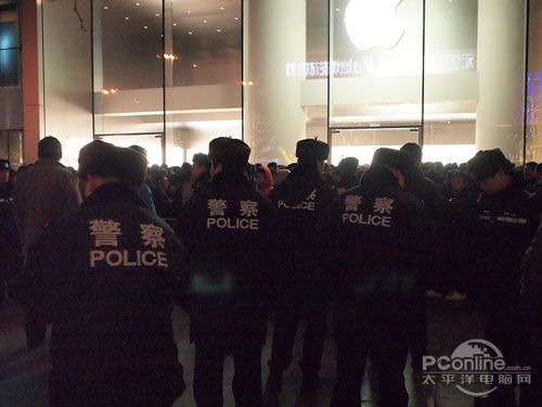 西单大悦城苹果店门口人满为患