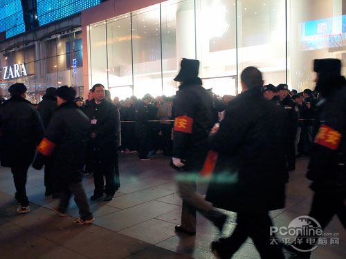 西单大悦城苹果店门口人满为患