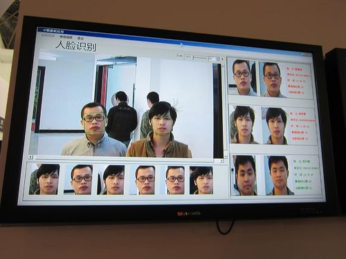 密集人流中分辨识别嫌疑人