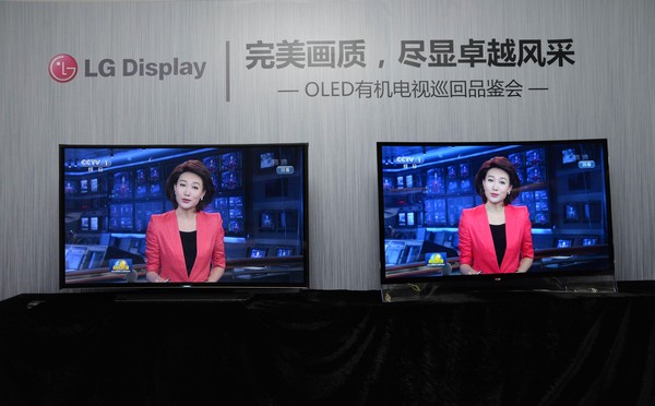 oled有机电视 (右侧)vs lcd液晶电视:观看新闻联播