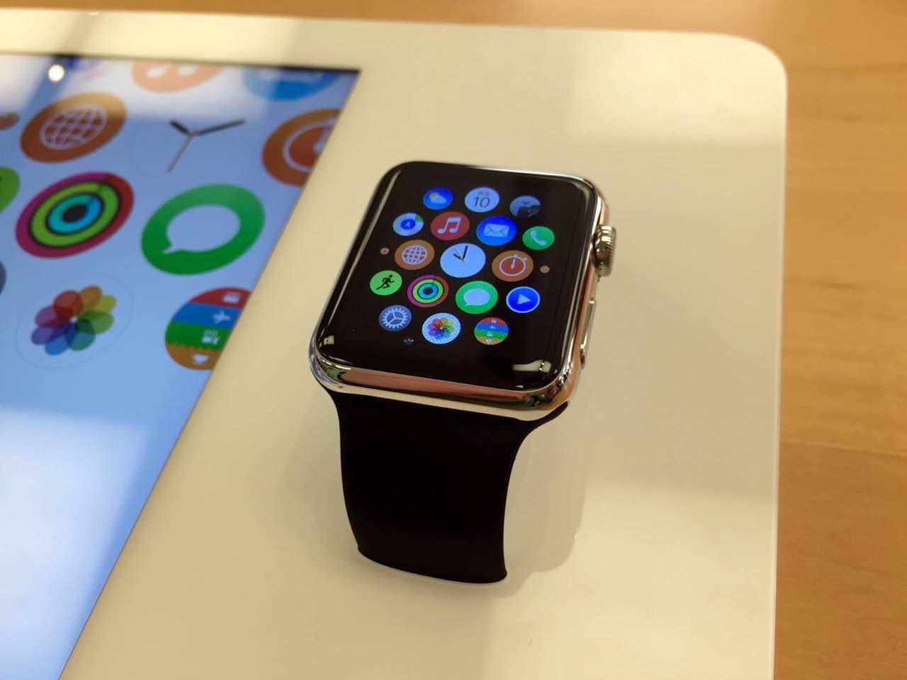 图片拍得有点厚,但其实apple watch也只有10.