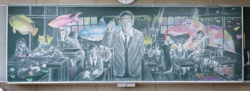 欣赏】这几年日本学生流行在教室黑板做画,只要不同颜色的粉笔,就能