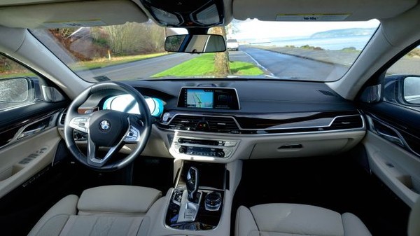 BMW-750i-interior-650-80