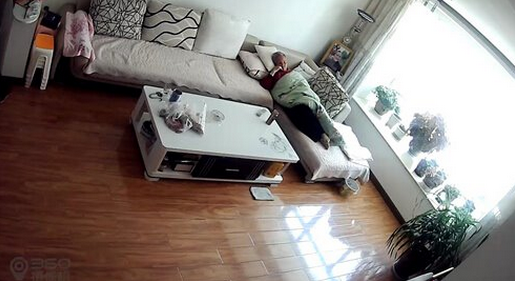 入室蠢贼饥不择食 360智能摄像机全天录像保安全