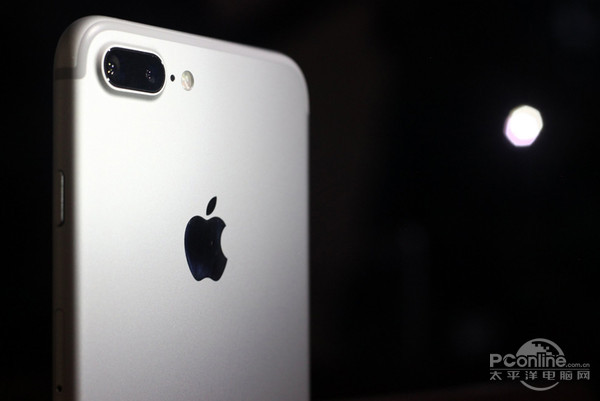 3、 iPhone 7 的摄像头是什么：iPhone 7 双摄像头和单摄像头有什么区别？