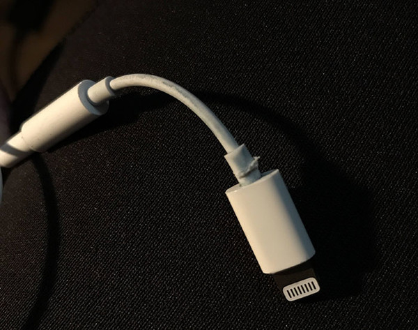iphone7耳机转换器才使用一个月就撕裂了