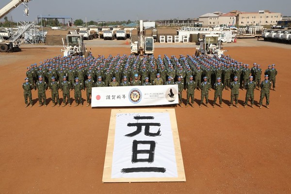 日本维和部队用挖掘机写"元旦"?蓝翔笑而不语