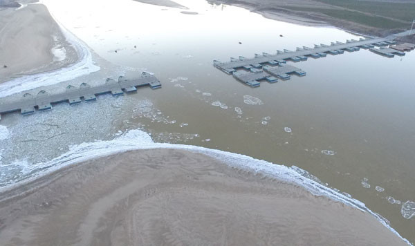 河道结冰黄河现大面积流凌 浩浩荡荡气势磅礴