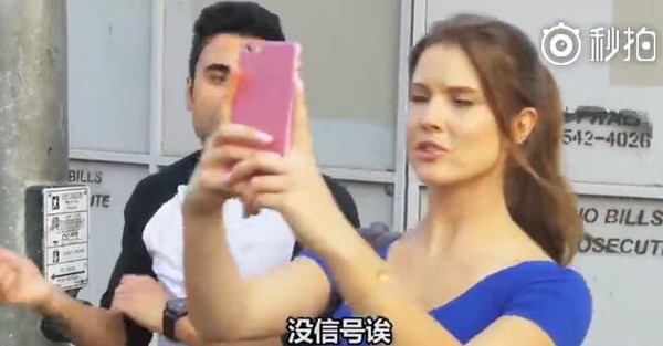 美女展示重度手机综合症晚期是如何?1分钟带你看完