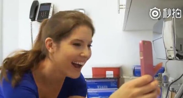美女展示重度手机综合症晚期是如何?1分钟带你看完