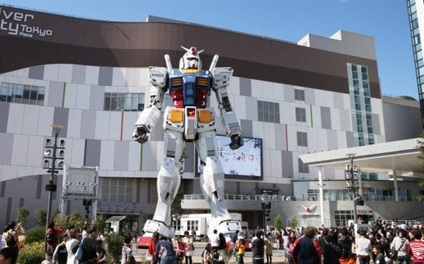 东京台场divercity tokyo购物中心展出长达5年的1:1等比高达rx78-2已