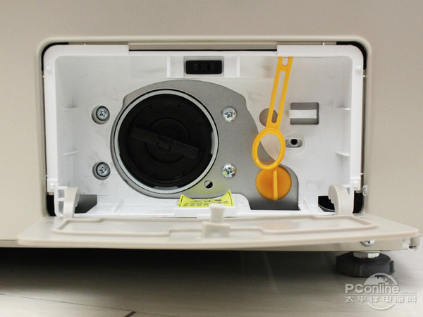 洗衣机两侧都有降噪面板,这种规则的凹凸面板,能有效地降低洗衣机在