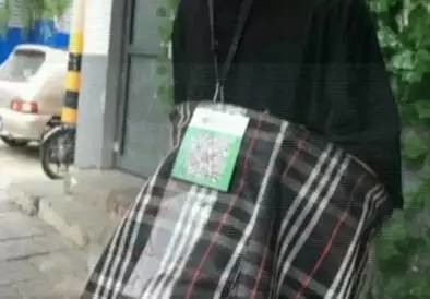 乞丐用二维码乞讨 还有人带着pos机