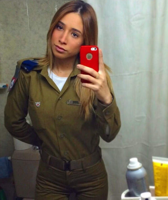 以色列最辣性感女兵走红 颜值身材不输明星