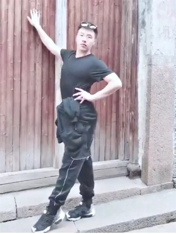 男子模仿大妈拍照姿势遭疯传 网友笑翻