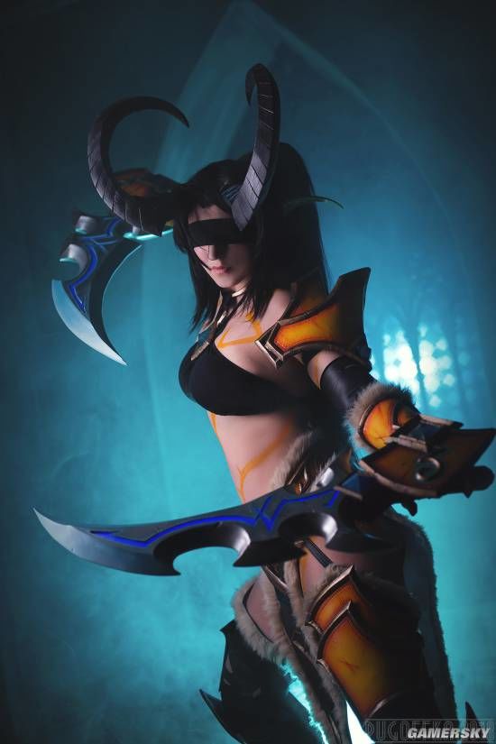 俄美女cos恶魔猎手瓦莉拉 南半球微露种族天赋尽显