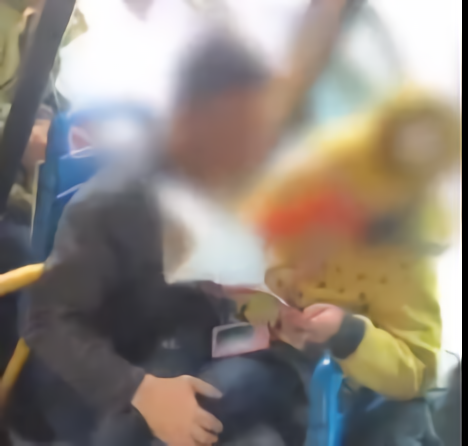 男子公交猥亵女童被刑拘:曾多次在公交搂抱抚摸女孩