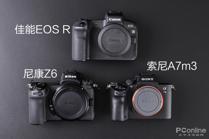 在这三台全画幅微单相机中,尼康z6和佳能eos r是初代机身,而索尼已是