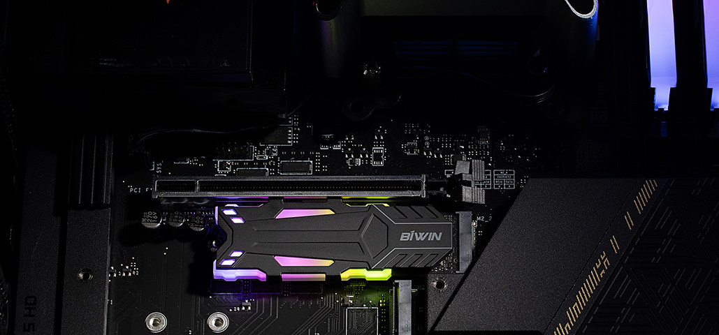 佰维NV7400 HEATSINK SSD图赏：疾速如光电，炫彩若霓虹