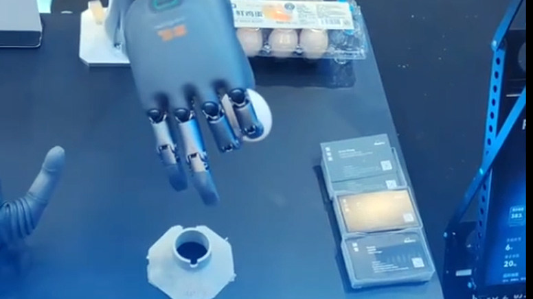 展會上的靈巧手。人形機器人的雙手是否一定要做成五指仿生靈巧手呢?