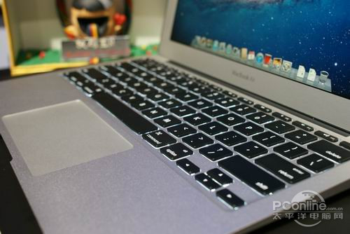 重新迴歸的背光鍵盤新的macbook air採用背光鍵盤,儘管輕薄身材令人