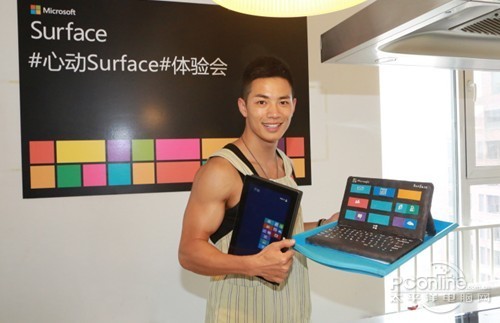 亚洲先生冠军朱晓辉在展示烘培老师的成果—surface rt蛋糕在