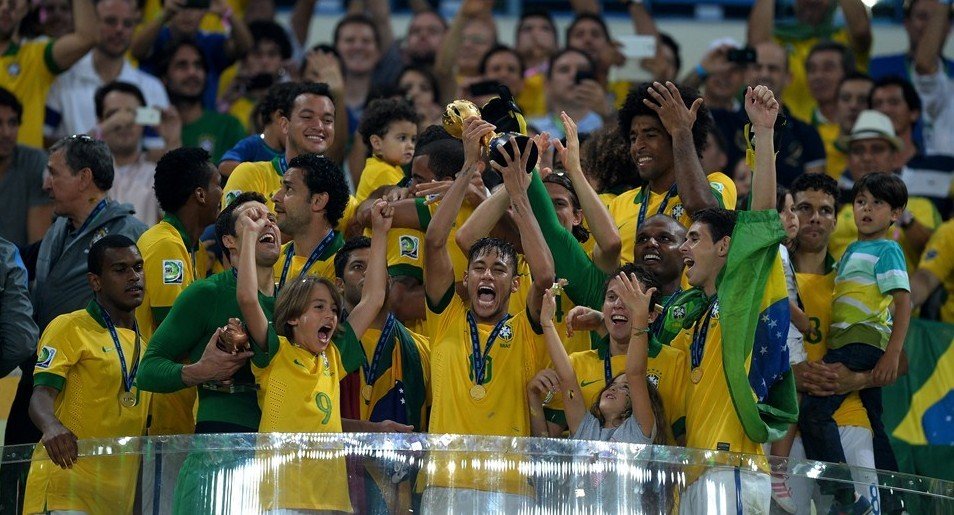 巴西夺联合会杯冠军 内马尔幸福吻奖杯