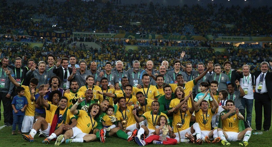 巴西夺联合会杯冠军 内马尔幸福吻奖杯