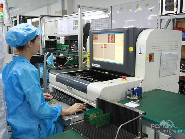 车间工人正在进行pcb电路板图的调试