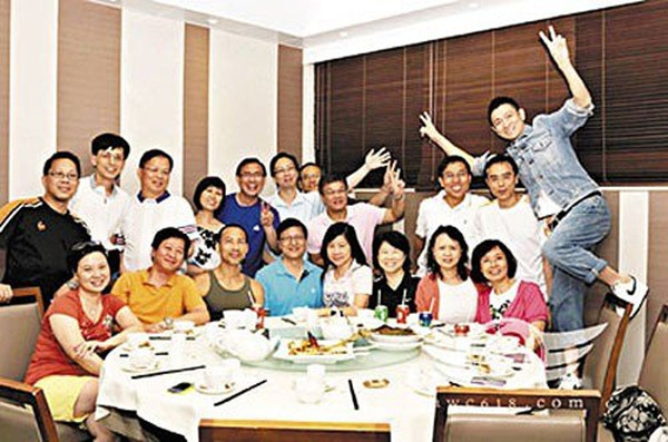 刘德华与同学聚会(图片来自网络)从合影的照片中我们可以看到,刘天王