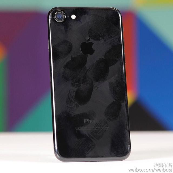 黑色版本的iphone 5容易掉漆,所以蘋果從iphone 5s取消了黑色版本