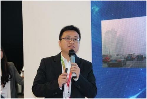万和产品企划部经理李光斌介绍厨卫新品