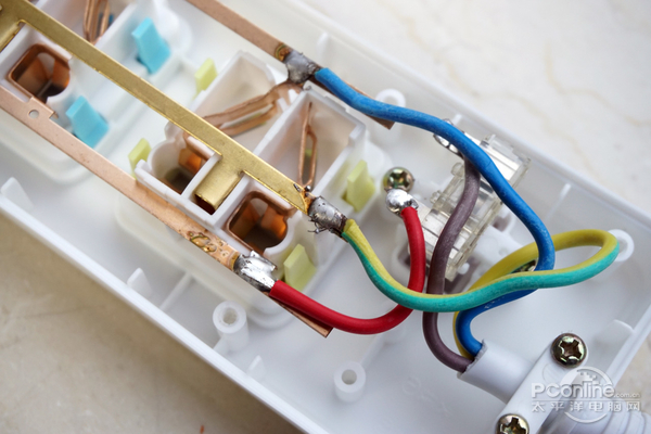 不必要的引线太多,且引线偏细