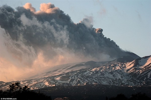 这是太空拍摄欧洲最高火山爆发夜景