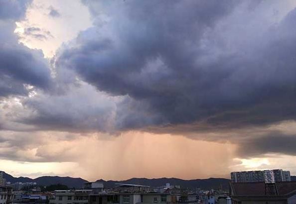 據稱,當時局地的對流天氣發展迅速,形成雷陣雨,同時在夕陽的照射下,才