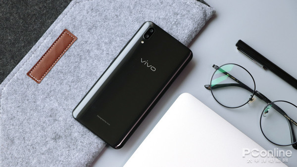 正在閱讀:vivo x21屏幕指紋手機開箱評測:ai上新全面屏