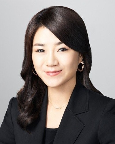 女,大韩航空主管广告事务的专务赵显旼,在工作中利用高管职权和甲方