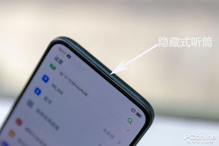 手机 手机评测 正文 除了光线传感器和距离传感器,听筒的开孔永远是