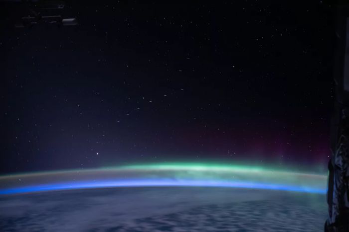 SpaceX“星链”卫星在宇航员拍摄的极光照中出现