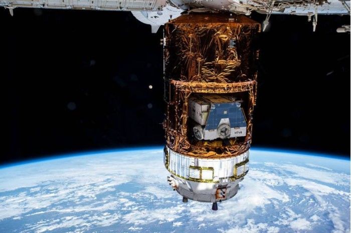 NASA分享日本HTV-9货运飞船停靠在国际空间站的照片