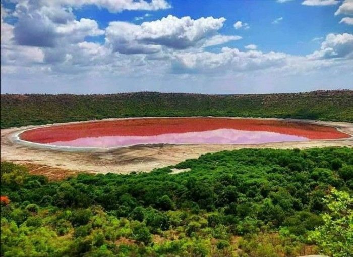 印度知名火山湖突然变粉色具体原因仍不明朗