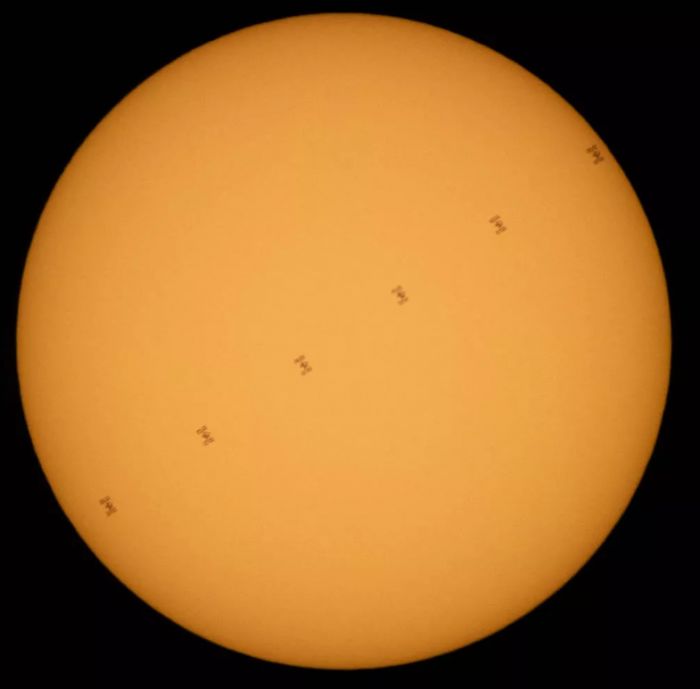 NASA摄影师抓拍国际空间站“穿越”太阳的壮观景象