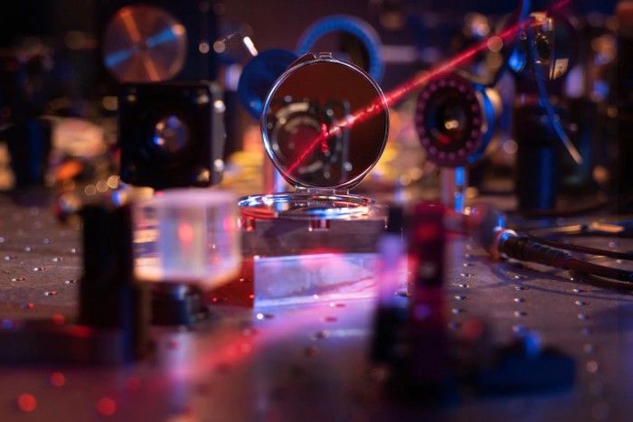 科学家仅用几百个原子打造出全球最轻科研镜