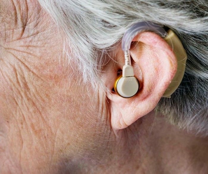 老年性听力损失是由听觉毛细胞损伤造成的而非血管纹
