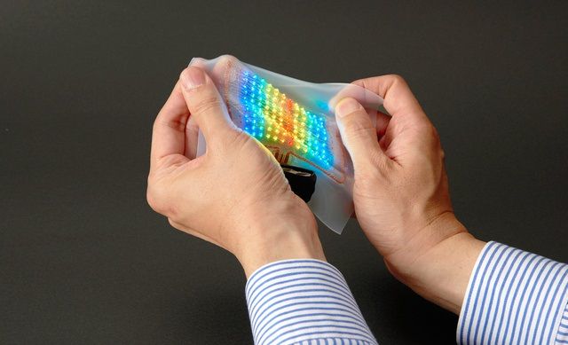 日本开发出可贴在皮肤上的彩色显示屏：仅2毫米