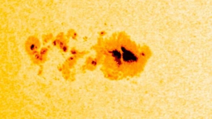 NASA科学家研究太阳黑子以帮助理解超级耀斑