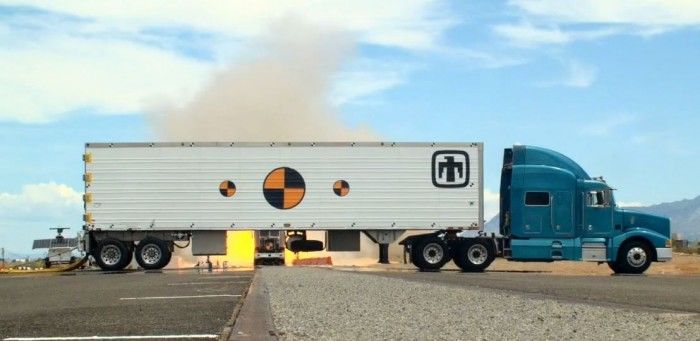 美桑迪亚国家实验室对核武器运输车进行火箭撞击试验