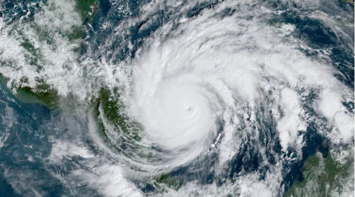 卫星图像显示飓风Iota已加强为破纪录的5级飓风