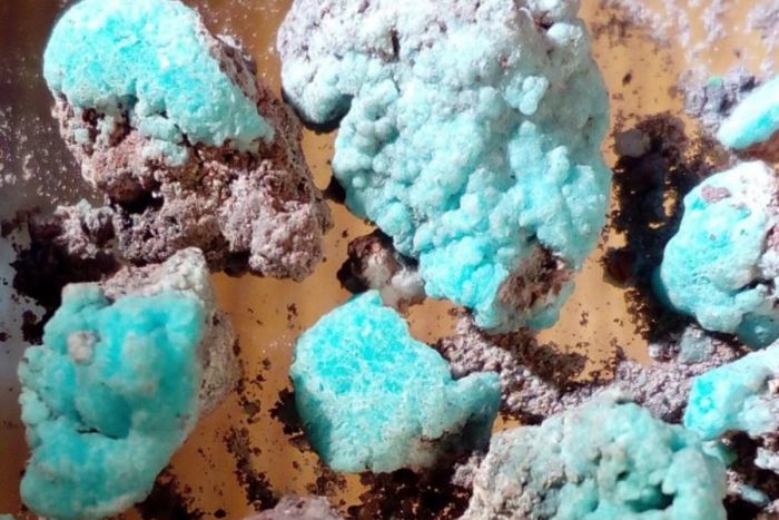 科学家们发现了美丽的蓝色新矿物：Petrovite