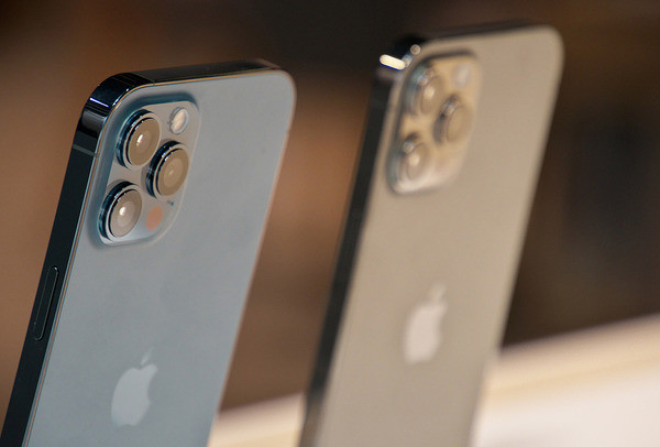 苹果新专利可折叠的iPhone以齿轮式铰链向内或向外折叠